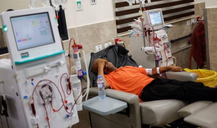 “فايننشال تايمز”: سكان غزة يبحثون عبثاً عن الأدوية